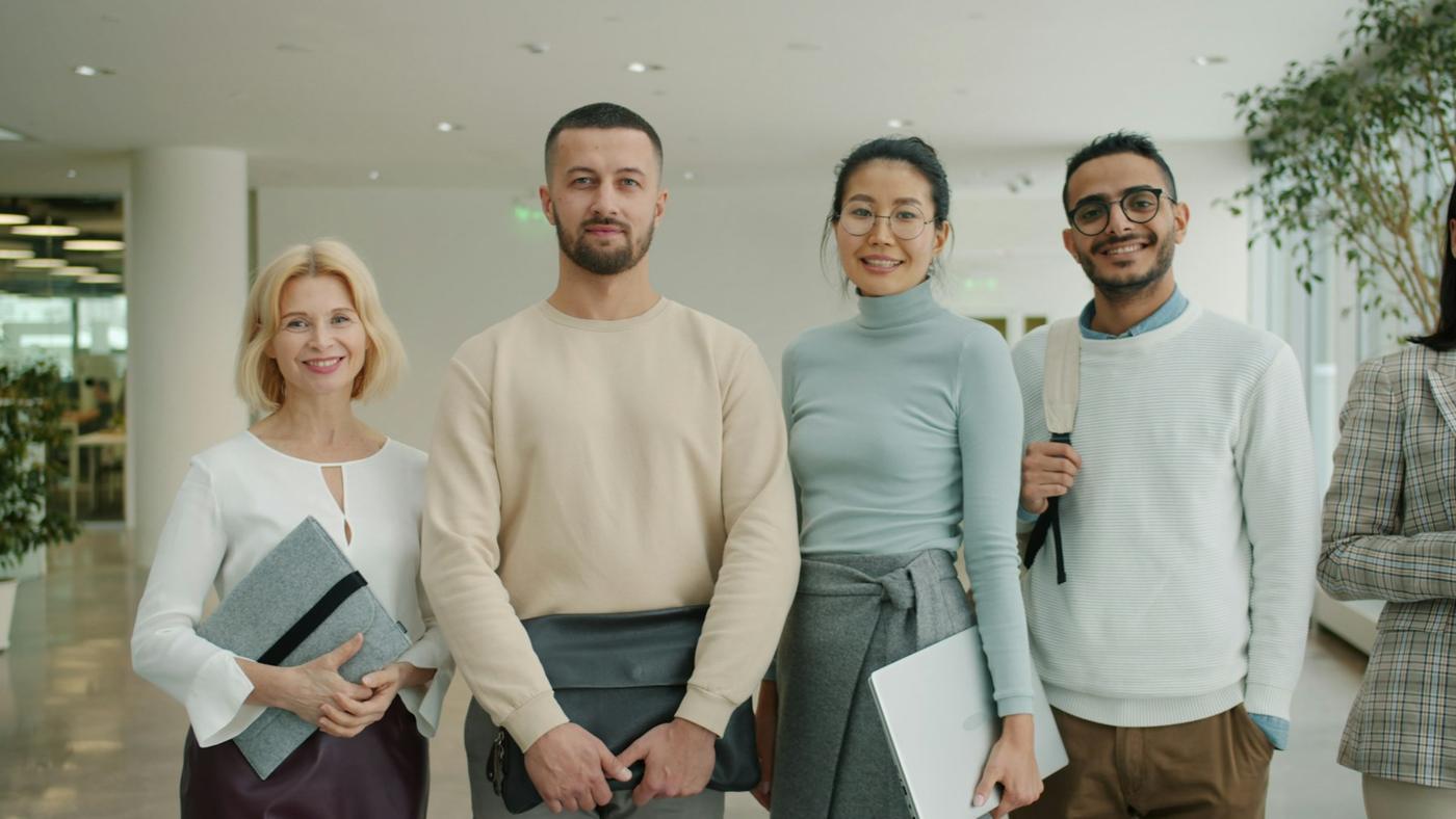 Een groep collega's staat naast elkaar